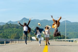 Digitální disidenti: Zahodili chytrý mobil a žijí offline. Doba jim ale nepřeje